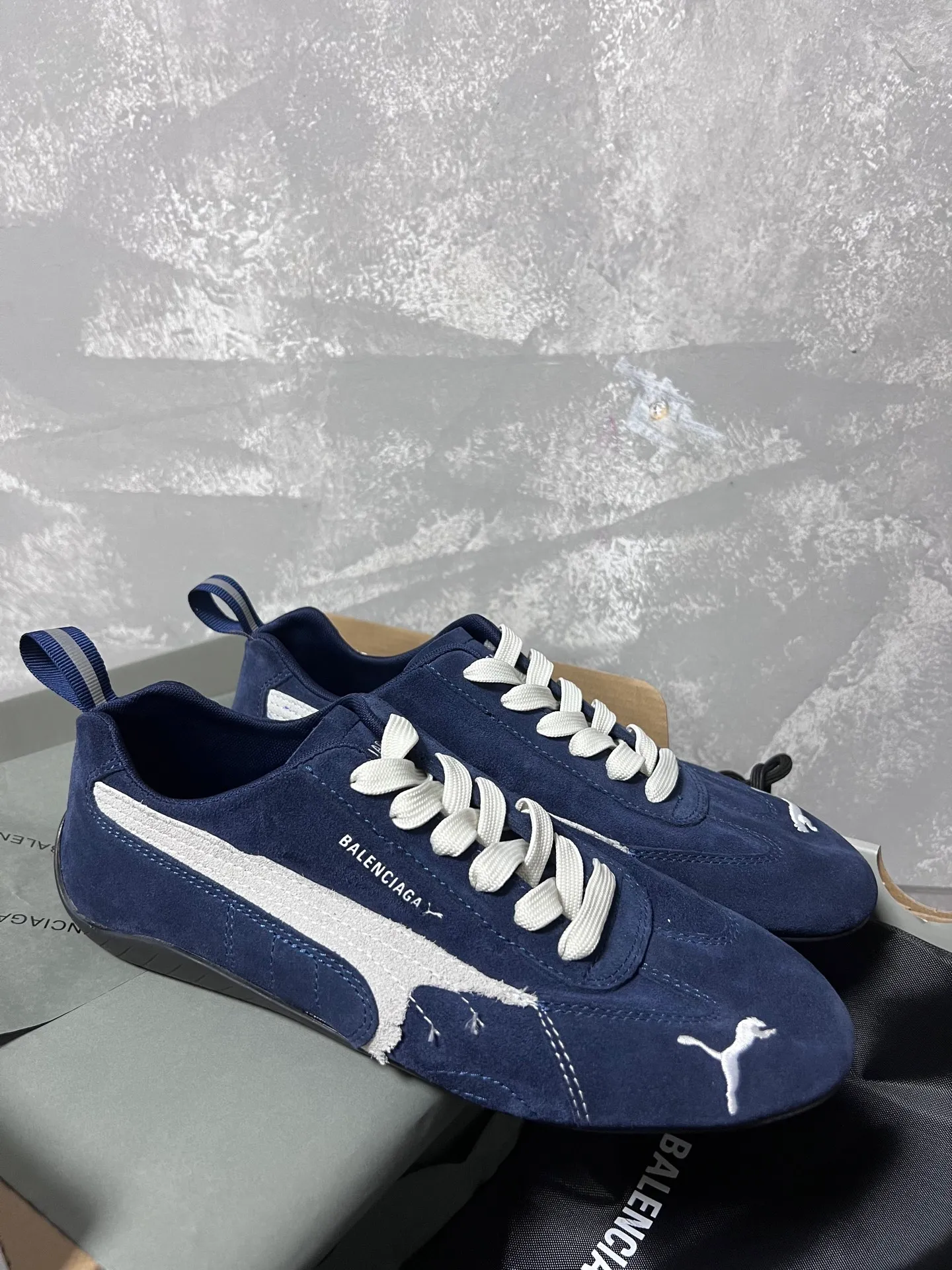 👟👟Ex-factory price 480👟👟 PUMA co-branded Balenciaga: Who knows! This pair of distressed and war-damaged Speedcats are so good-looking. The thin-soled sneakers have been upgraded to 2.0, which destroys the aesthetics of the street. More than half of the classic PUMA stripes on the side of the shoes have been "violently torn". The distressed treatment has a sense of ruined art, and it becomes the focus of the street in seconds! Hot stamping double logo + gold foil size mark on the heel, the details give a high-end feel Code number: 35-44 (45 customized)